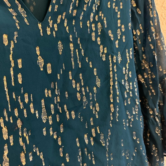 Lilly Pulitzer Matilda top fish clip gold detail and bell sleeves like new! - Picture 3 of 4